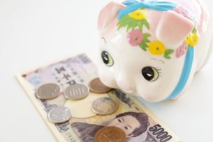 豚の貯金箱と現金