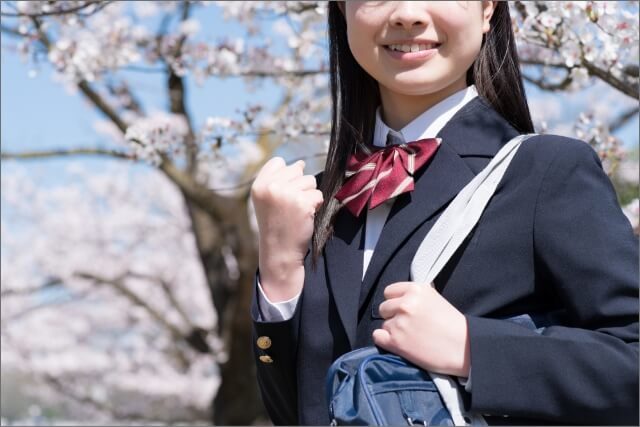 ガッツポーズをする女子高生